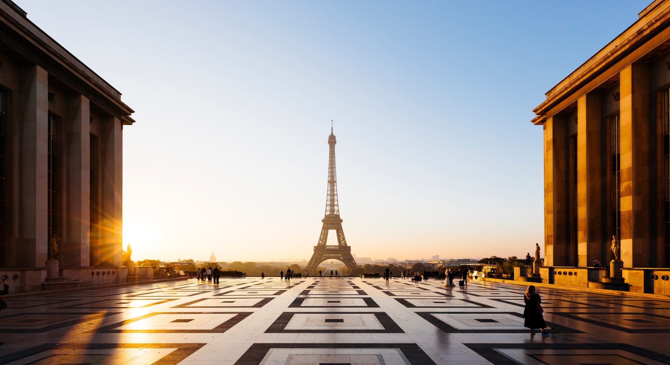 L'IMAGE. Une deuxième tour Eiffel érigée à Paris